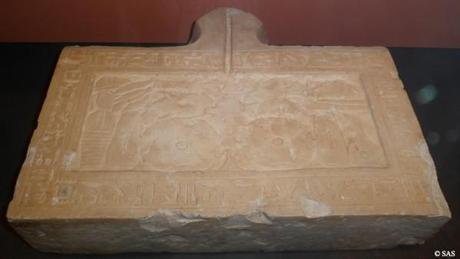 SALLE 5 - VITRINE 6, CÔTÉ NORD : 11. DE L'INCOMPLÉTUDE À MÊME LE SOL (Seconde partie : une table d'offrandes) Table-d-offrandes--1--c--SAS-.JPG