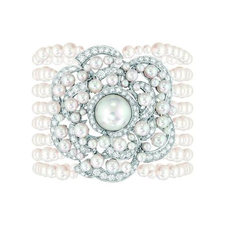Bracelet « Rosée de Camélia » en or blanc 18 carats serti de 140 diamants taille brillant pour un poids total de 5,2 carats, 1 perle de culture des Mers du Sud de 12,5 mm de diamètre et 317 perles de culture du Japon de 2,4 à 5,5 mm de diamètre.