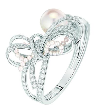 Bracelet « Perles de Couture » en or blanc 18 carats serti de 259 diamants taille brillant pour un poids total de 8,6 carats, 1 perle de culture des Mers du Sud de 17,6 mm de diamètre et 36 perles de culture du Japon.