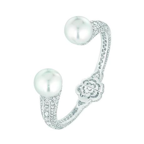 Bracelet « Camélia Secret » en or blanc 18 carats serti de 594 diamants taille brillant pour un poids total de 8 carats et 2 perles de culture des Mers du Sud de 15 mm de diamètre.