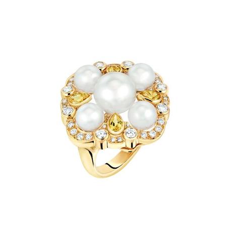 Bague « San Marco » petit modèle en or jaune 18 carats serti de 40 diamants taille brillant, 4 saphirs jaunes taille poire et 5 perles de culture du Japon dont une centrale de 9,2 mm de diamètre.