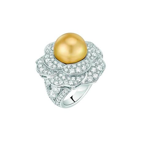 Bague « Printemps de Camélia » en or blanc 18 carats serti de 134 diamants taille brillant pour un poids total de 4,5 carats et 1 perle de culture des Mers du Sud de 13 mm de diamètre. 