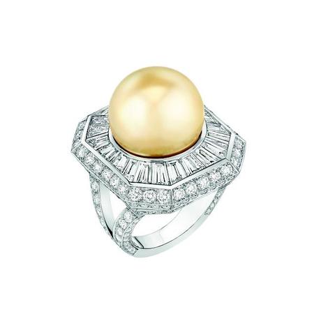 Bague « Perle Royale » en platine serti de 198 diamants taille brillant pour un poids total de 3 carats, 22 diamants taille baguette pour un poids total de 3,5 carats et 1 perle de culture des Mers du Sud de 15 mm de diamètre.