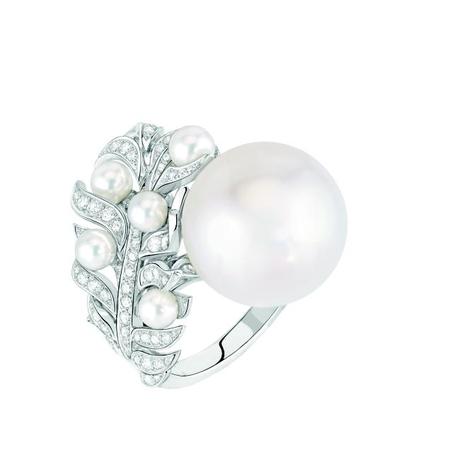 Bague « Plume Perlée de CHANEL » en or blanc 18 carats serti de 89 diamants taille brillant, 1 perle de culture des Mers du Sud de 14 mm de diamètre et 5 perles de culture du Japon. 
