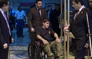 Actualité du 12/02/2014 619281-le-naufrage-salvadorien-jose-salvador-alvarenga-a-son-arrivee-a-l-aeroport-de-san-luis-talpa-le-11-f