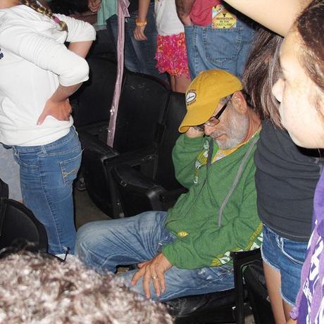 Ces papas obligés d’assister aux concerts de « One Direction » DadsOneDirection03