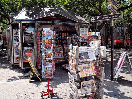Kiosque à journaux à Paris