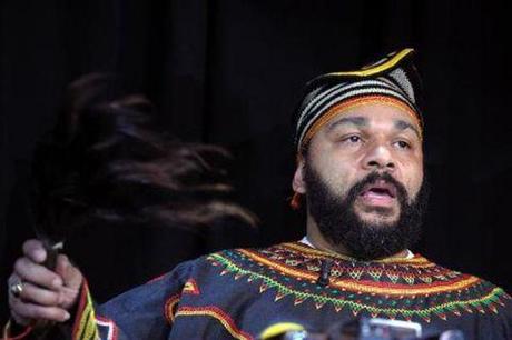 Dernière minute (14/02/2014) Encore un handicapé mental martyrisé par des voyous, regardez ce pauvre mongolien que l'on force à porter des habits ridicules ! Mais où s'arrêteront-ils ?