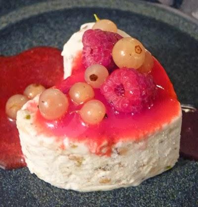 Coeur de nougat glacé avec un coulis de framboises pour la saint-valentin