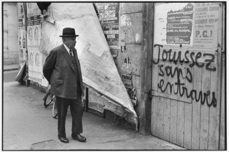 Rue de Vaugirard, Paris, France, mai 1968 - Au cours de ses déambulations urbaines, il recherche délibérément les analogies intuitives, les effets de montage entre un personnage au premier plan et une image placée à l'arrière. Cette photo prise en 1968 veut incarner le choc entre deux mondes qui ne se comprennent pas. Crédits : © HENRI CARTIER-BRESSON / MAGNUM PHOTOS, COURTESY FONDATION HENRI CARTIER-BRESSON