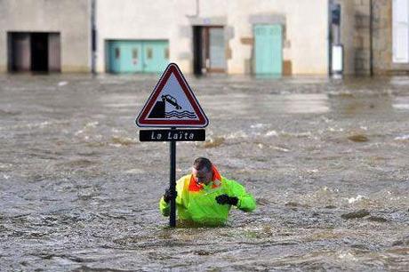 Dernière minute (17/02/2014) Les inondations ont au moins le mérite de réveiller le héros qui sommeille en chacun de nous : ainsi, ce brave homme est courageusement venu au secours d'un panneau qui allait se noyer, bravo à lui !