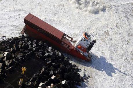 Dernière minute (17/02/2014) Une image navrante : un jouet cassé qu'on s'apprête à brûler dans le charbon.