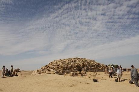 Une pyramide a degré vieille de 4600 ans mise au jour en Egypte à Edfou