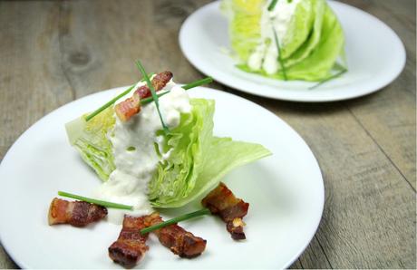 Salade iceberg, bacon et sauce au bleu