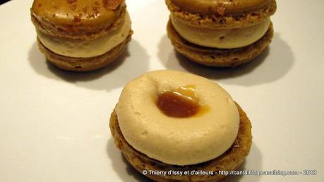 Macarons au caramel au beurre salé, coeur coulant caramel et paillettes éclats de crêpes dentelle coeur coulant caramel au berre sale