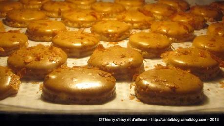 Macarons au caramel au beurre salé, coeur coulant caramel et paillettes éclats de crêpes dentelle IMG_3351