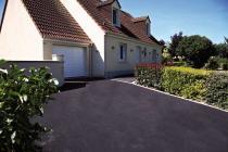 Allées de garage ou allées de maison : Les matériaux. enrobé noir chaud allée de garage