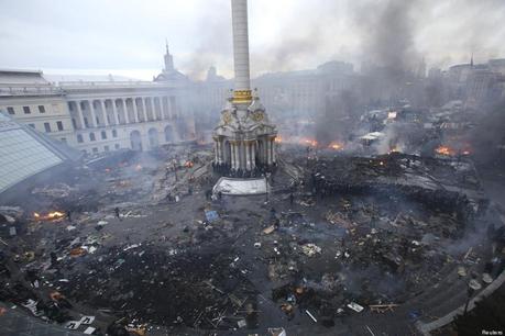 Ukraine: la place Maïdan avant/après les émeutes