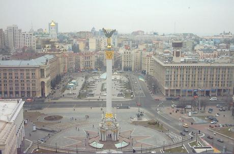 Ukraine: la place Maïdan avant/après les émeutes
