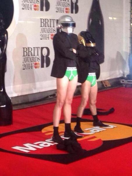 Les Daft Punk en slip au Brit Awards : nous vous révélons les dessous de l’affaire image