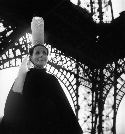 Doisneau-Bigoudene-et-Tour-Eiffel-1950