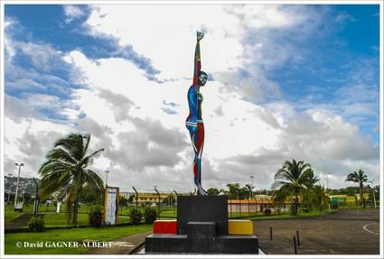 Poings levés - Éloge de la contestation statue-homme-droit-cauquil--1-sur-1-