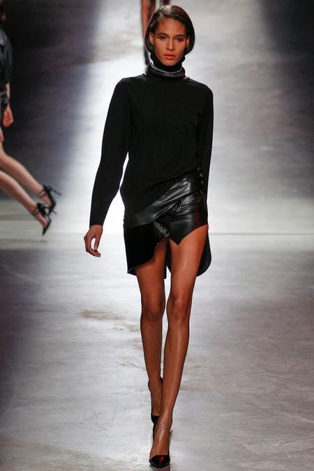5 look : Le défilé automne/hiver Anthony Vaccarello... 5 look : Le défilé automne/hiver Anthony Vaccarello...