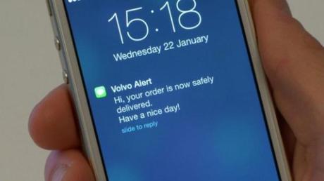 Un sms sur votre iPhone vous averti que votre colis est dans le coffre de votre Volvo