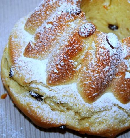 Kouglof aux écorces d'oranges confites et raisins moelleuses