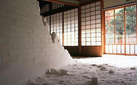 oeuvre de l'artiste japonais motoi yamamoto,  sculpture de sel, mur de sel en brique de sel performance galerie d'art contemporain