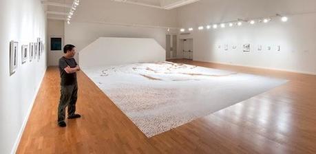 exposition de l'artiste japonais motoi yamamoto, labyrinthe de sel méandres scultpture performance dans une galérie d'exposition d'art contemporain