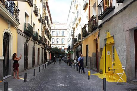 (FOS) une boutique bien illuminée (FOS) pop up store jaune Madrid