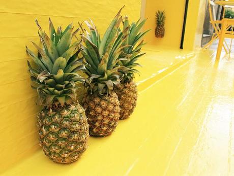 (FOS) une boutique bien illuminée (FOS) pop up store jaune Madrid