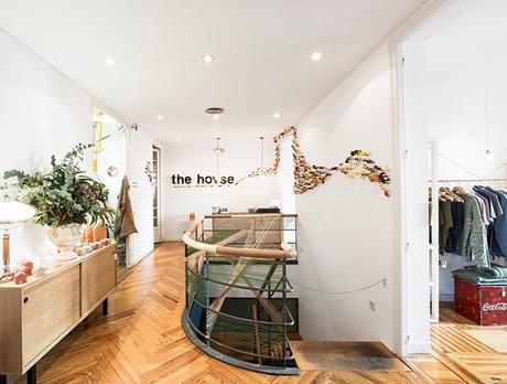(FOS) une boutique bien illuminée (FOS) pop up store the hovse Madrid