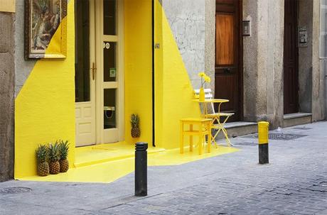 (FOS) une boutique bien illuminée (FOS) pop up store jaune Madrid