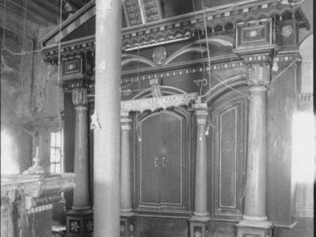 Photos de Slat El Kahal. Sur ces photos la condition de la synagogue est bien meilleur qu'avant la rénovation ne débute.