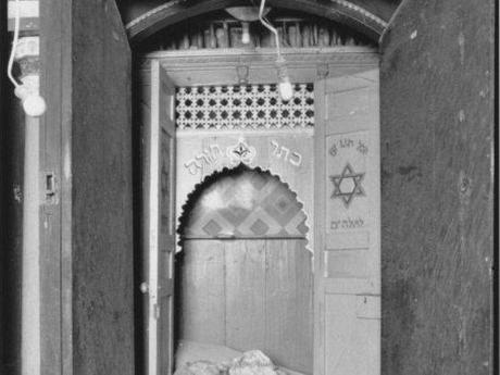 Photos de Slat El Kahal. Sur ces photos la condition de la synagogue est bien meilleur qu'avant la rénovation ne débute.