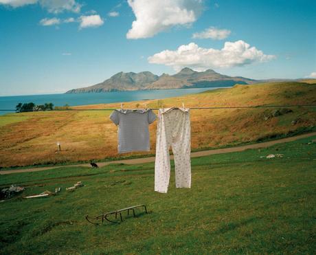 brushstrokesandshutterclicks:

Inner Hebrides, Scotland by Martin Parr

Je pourrais peut-être bien pousser jusqu’au Nord…