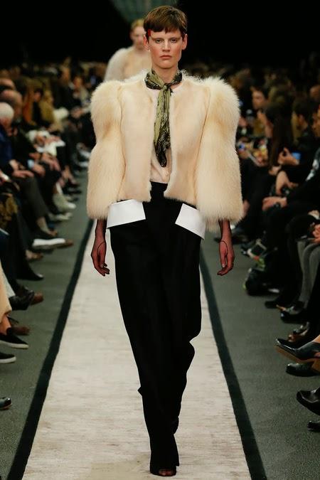 5 look, 1 access : Le défilé automne/hiver Givenchy...