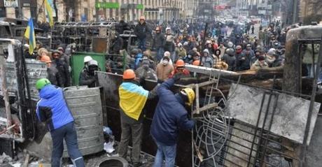 Kiev : des manifestants montent une barricade.