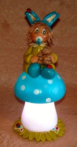 veilleuse led champignon avec bébé et doudou lapin DSCN6075