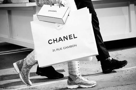 Beaucoup de look, des access : Le défilé automne/hiver Chanel dans son shopping center...