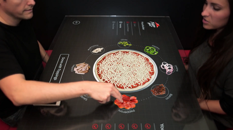 PizzaHutLaTableTactile Pizza Hut développe une table tactile interactive pour créer sa propre pizza
