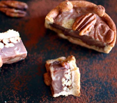 tarte barre chocolatee noix recadree 1024x907 Tarte marbrée façon barre chocolatée au caramel et noix de pécan