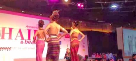 Bangkok: Seins nus au salon de la coiffure, la bavure [HD]