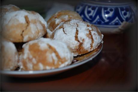 Ghoribias ou ghribas aux dattes et graines de césame Ghoribias ou ghribas aux dattes et graines de césame