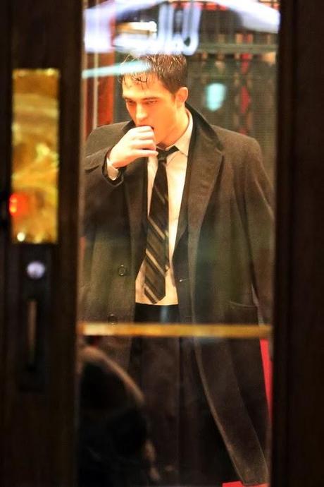 Robert Pattinson privé de parapluie