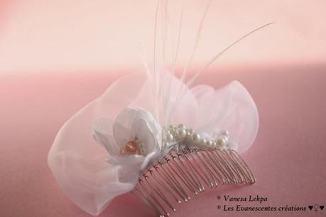 accessoire de coiffure bijoux pour cheveux pour mariage peigne en argent serti d'une fleur en taffetas soie de satin blanc avec perles de cristal rose et perles nacrées ivoire, pièce unique de créateur, réalisé par la styliste créatrice Vanessa Lekpa