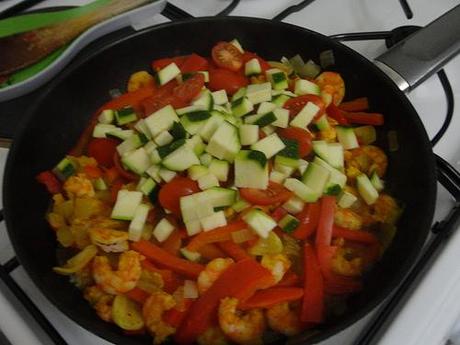 Poêlée de légumes, crevettes et quinoa