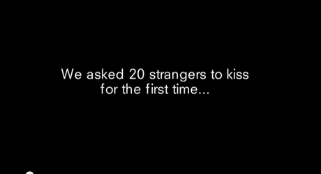 Quand 20 inconnus s'embrassent pour la première fois (vidéo)